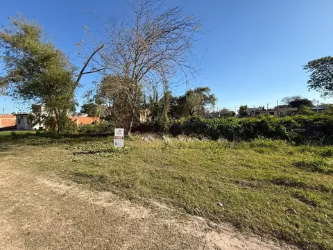 Venta de lotes . 200m² u$s 15000. Todos los servicios.
