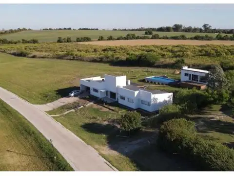 Casa en Venta con 2 cocheras