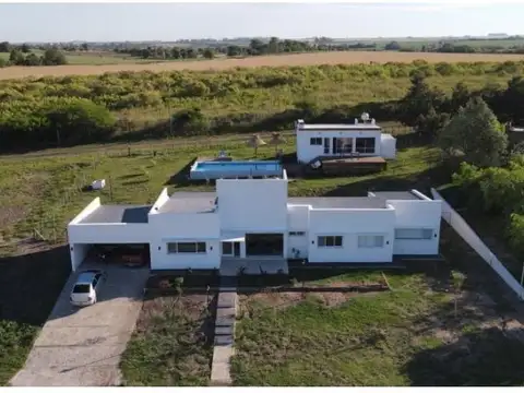 Casa 6 ambientes con 2 baños