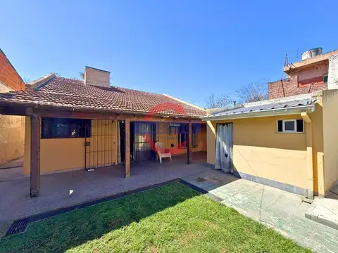 VENTA | CASA 4 AMBIENTES EN LOTE PROPIO CON JARDÍN Y PILETA – VILLA ADELINA