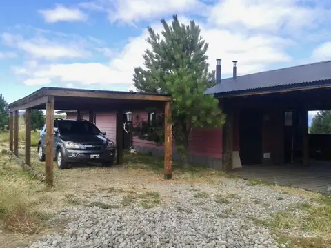 Hermosa casa PH de tres ambientes, con entrada pasante de auto, cochera semi cubierta y amplio jardín libre.