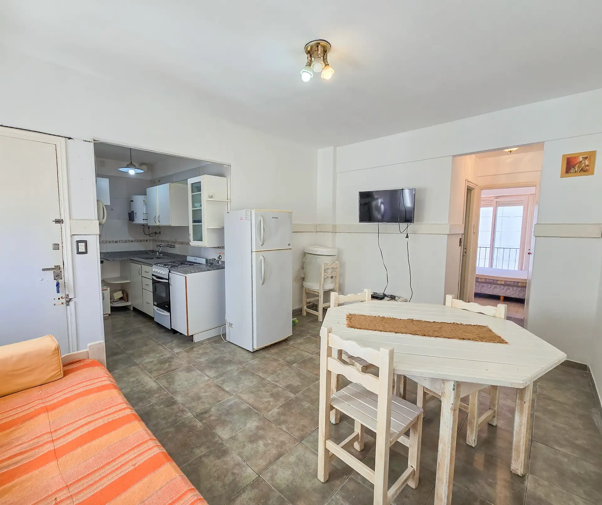 Departamento 2 amb. con balcón - Sarmiento y Rawson