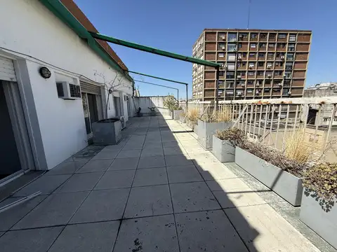 Alquiler Oficina con terraza · 150m2 total (100 m2 cubiertos) 5 ambientes 2 baños · Súper luminosa 
