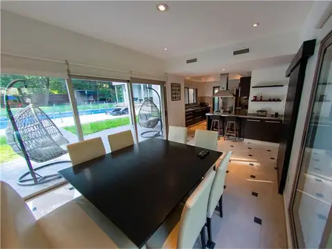 Casa en Venta con 3 cocheras