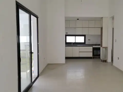 Casa 6 ambientes con 2 baños