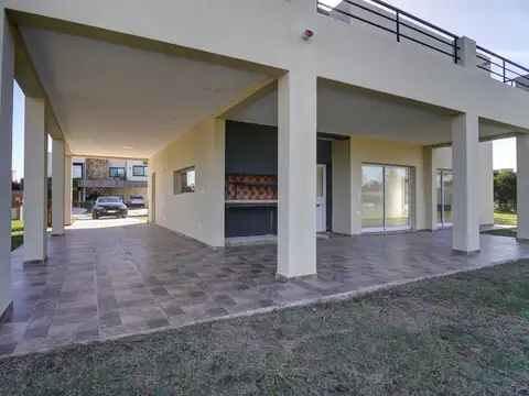 Casa 4 ambientes con 3 baños