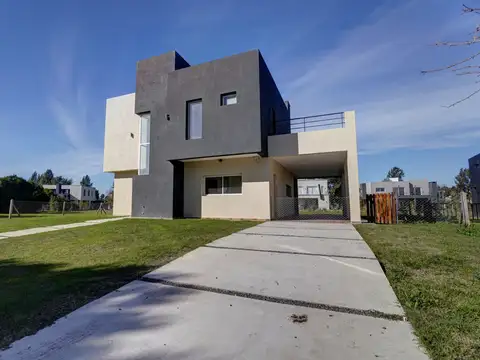 Casa en venta c/ cochera en San Vicente