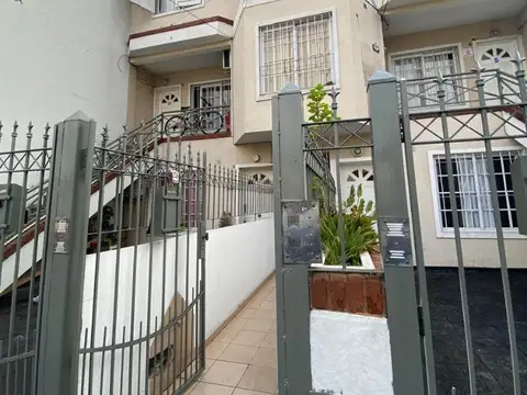 ALQUILER 3 AMBINETES CON PATIO Y TERRAZA!