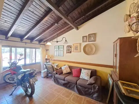Casa 7 ambientes con 2 baños