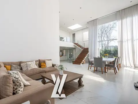 Casa en Venta con 5 cocheras