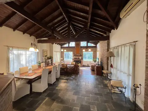 CASA 5 AMBIENTES CON QUINCHO ROBLES DEL MONARCA