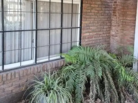 CASA CON PILETA EN HERMOSO BARRIO