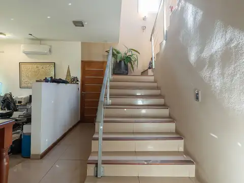 Casa 8 ambientes con 4 baños