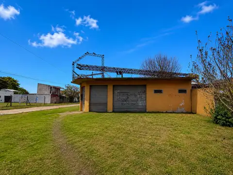VENTA LOCAL CON PLAYON SOBRE AV. CONSTITUCION