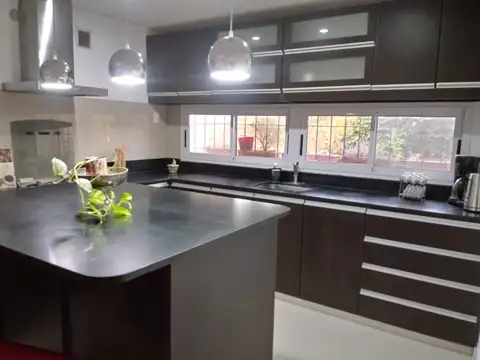 Vendo excelente PH de 4 ambientes, 3 habitaciones, 2 baños, 2 plantas, todos los servicios 