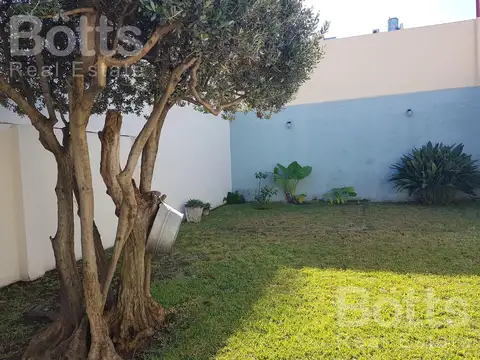 VENTA DE CASA 3 AMBIENTES CON PATIO Y TERRAZA MAS DEPARTAMENTO DE 2 AMBIENTES EN SAAVEDRA