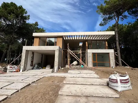 Casa 6 ambientes con 4 baños