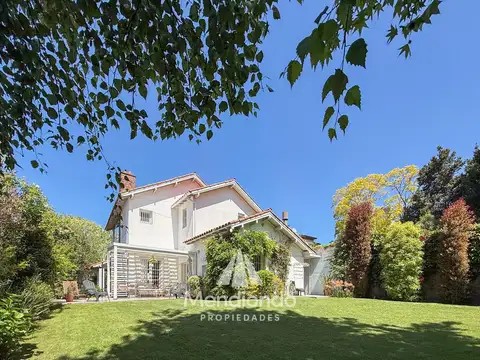 Casa 4 amb. en 2 plantas. Impecable y sobre gran lote de 606m2 en lo mejor de Playa Grande.