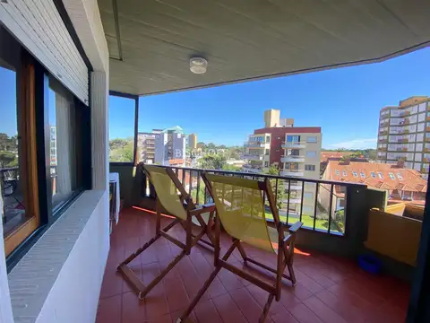 EXCELENTE DEPARTAMENTO 3 AMBIENTES CON COCHERA, A MTRS DEL MAR