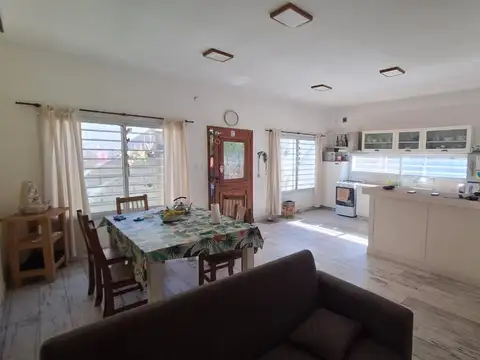 CASA 4 AMBIENTES C/GARAGE-PATIO-JARDIN