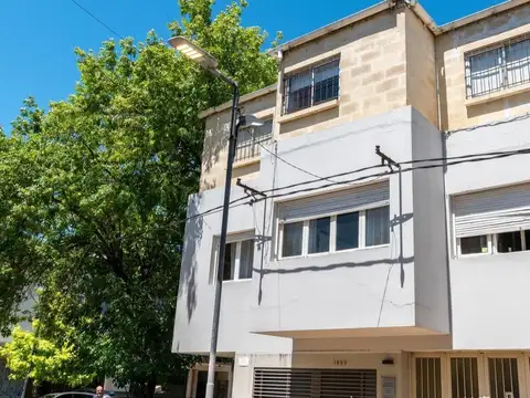 CASA EN PLANTA ALTA 5 DORMITORIOS 8 Y ESQUINA 71