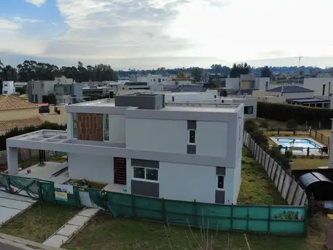Casa 5 ambientes con 4 baños