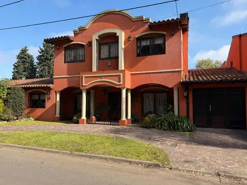 Venta casa 5 amb fondo pileta cochera Ciudad Evita