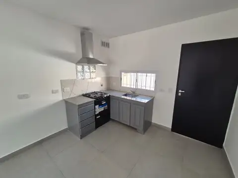 A ESTRENAR, CASA PB AL FRENTE 3 AMBIENTES CON JARDIN, COCHERA Y PATIO PROPIO  