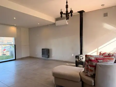 Casa en Alquiler con 2 cocheras