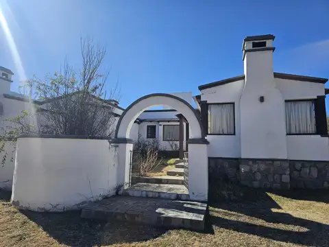 Casa 6 ambientes con 2 baños