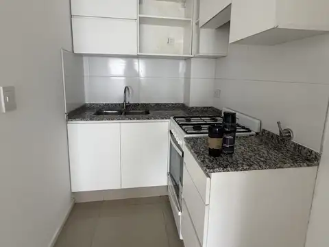 MONO AMBIENTE-AMPLIO -LUMINOSO -BALCON-SALTA 2474-SEMI NUEVO