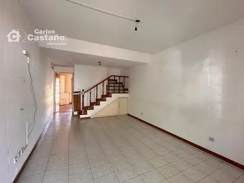 Exc duplex 3 amb con fondo, play-room y entrada de auto