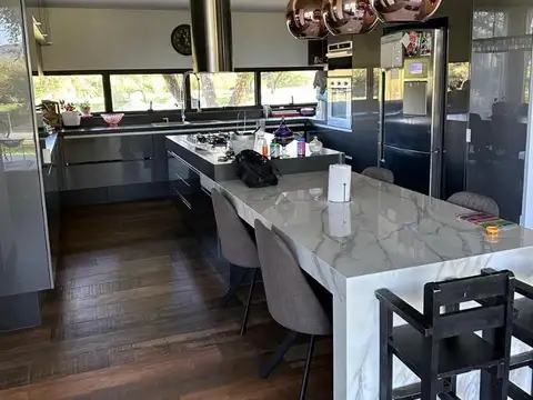 Casa 6 ambientes con 5 baños