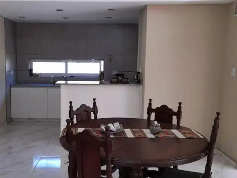 Casa 6 ambientes con 2 baños
