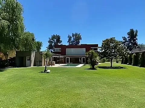 Club Náutico Cube - Venta o Alquiler. Casa con 4 dorm + Quincho.  Doble lote. Pileta