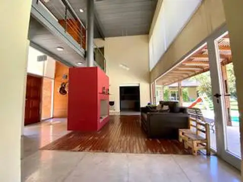Casa en Alquiler con 2 cocheras