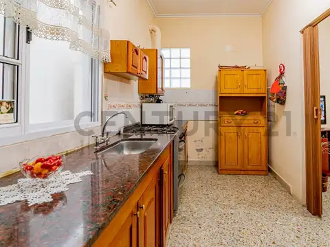 Departamento 8 ambientes con 2 baños
