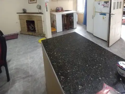 CASA CASTELAR SUR EN LOTE PROPIO