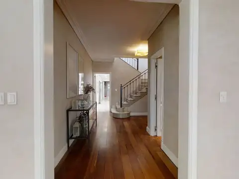 Casa 8 ambientes con 5 baños