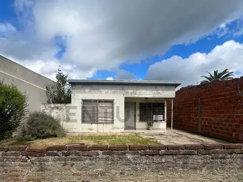 CASA A RECICLAR O DEMOLER EN GONNET EN VENTA, LA PLATA, 24  E/ 511 Y 512