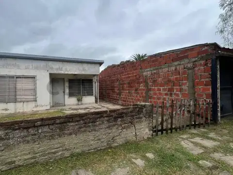 CASA A RECICLAR O DEMOLER EN GONNET EN VENTA, LA PLATA, 24  E/ 511 Y 512
