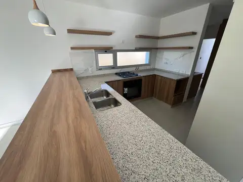 Casa 4 ambientes con 2 baños