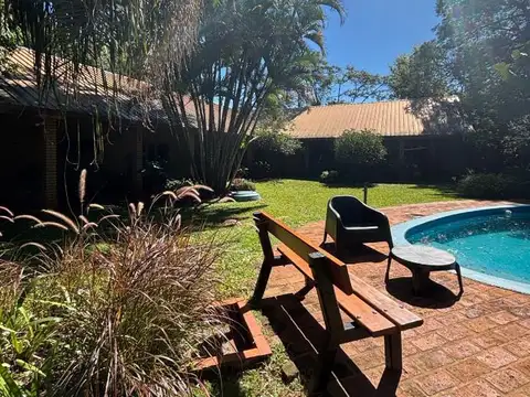 HERMOSA CASA CON AMPLIO JARDÍN EN ESQUINA EN ZONA RESIDENCIAL A PASOS DEL RIO EN POSADAS