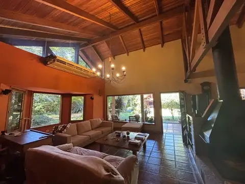 HERMOSA CASA CON AMPLIO JARDÍN EN ESQUINA EN ZONA RESIDENCIAL A PASOS DEL RIO EN POSADAS