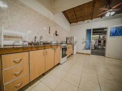 Casa Multifamiliar 7 ambientes con patio y cochera, Villa Adelina - San Isidro