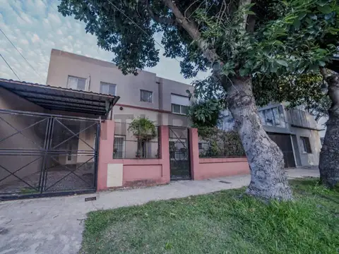Casa Multifamiliar 7 ambientes con patio y cochera, Villa Adelina - San Isidro