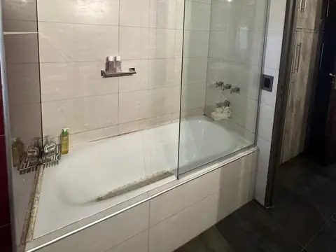 Casa 8 ambientes con 4 baños