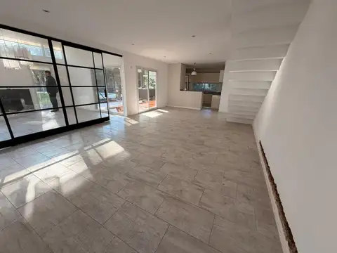 Casa en Alquiler con 2 cocheras
