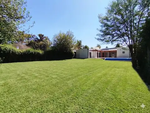Casa en Alquiler con 4 cocheras