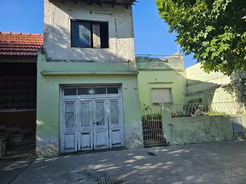 VENTA CASA LOTE PROPIO A RECICLAR VILLA LUGANO